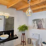 Alunita & Pirita - Peaceful Private With Garden, Terrace & Shared Kitchen Accommodatie bij particulieren Nazaret