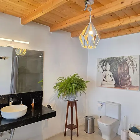 Alunita & Pirita - Peaceful Private With Garden, Terrace & Shared Kitchen Rum i privatbostad Nazaret